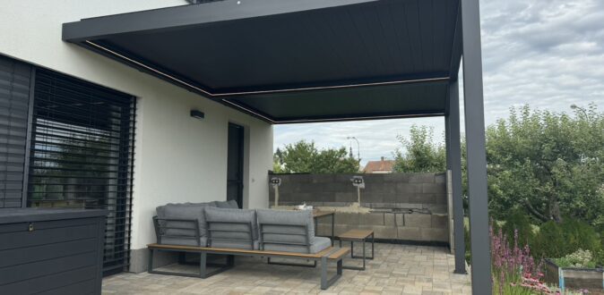 hliníková pergola nad terasou a posezením u rodinného domu